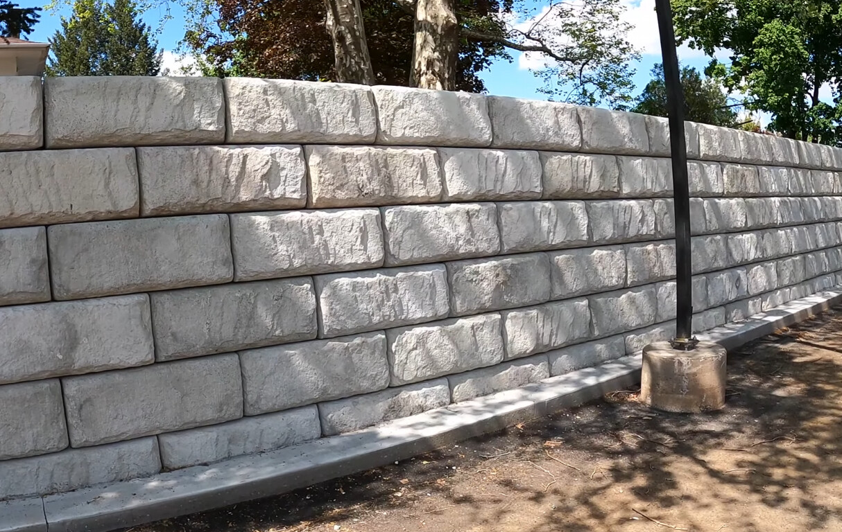 Sturdy decorative concrete retaining wall construction